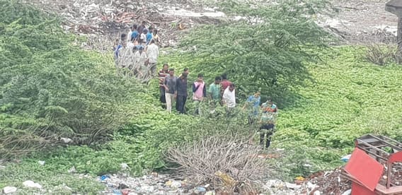 Surat: આ અવાવરુ જગ્યા પર વેચાઈ રહ્યો છે દારૂ, પીવા માટે લોકો કરી રહ્યા છે પડાપડી