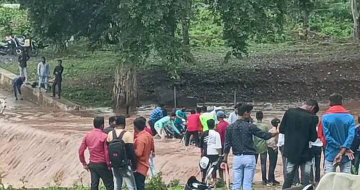 कवर्धा जिले में रुक-रुक कर लगातार हो रही बारिश से नदी नाले उफान पर है. कई जगहों पर नदी पार करने के दौरान बड़े हादसे भी हो चुके हैं. बावजूद लोग लापरवाही करने से बाज नही आ रहे है.