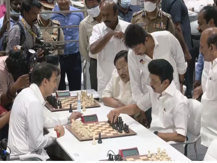 Chess Olympiad 2022: செஸ் ஒலிம்பியாட் போட்டிகள் ஏற்பாடுகளை பார்வையிட்டு செஸ் விளையாடிய முதலமைச்சர் ஸ்டாலின்!