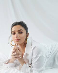 Alia Bhatt Pics: व्हाइट शर्ट और जींस पहने क्लासी लुक में नज़र आईं आलिया भट्ट, चेहरे पर दिखा प्रेग्नेंसी ग्लो...