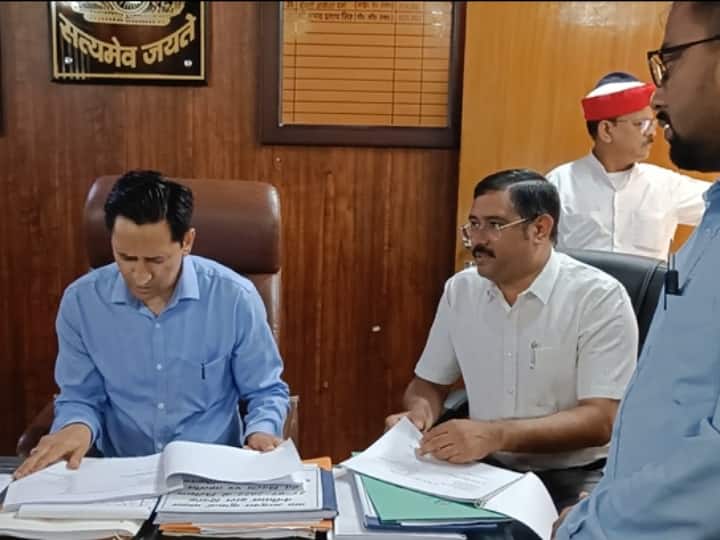 Kumaon Commissioner Deepak Rawat inspect SDM and Tehsil office in Kashipur ann Kashipur News: कुमाऊं कमिश्नर दीपक रावत ने SDM और तहसील कार्यालय का किया निरीक्षण, अधिकारियों में मचा हड़कंप