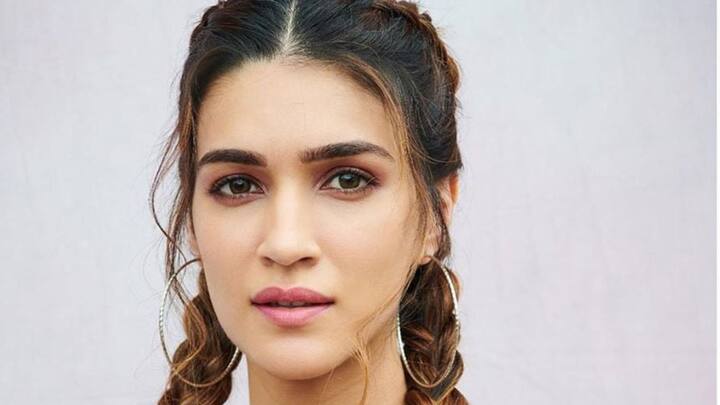 'রবতা' ছবিতে সুশান্ত সিংহ রাজপুতের সঙ্গে অভিনয় করেছিলেন কৃতি। সেইসময় সুশান্তের সঙ্গে তাঁর সম্পর্কের গুঞ্জন ছড়ায় বলিউডে। কিন্তু সেই সম্পর্ক বেশিদিন টেঁকেনি। কৃতির সঙ্গে বিচ্ছেদের পরেই সুশান্ত রিয়ার সঙ্গে সম্পর্কে জড়িয়েছিলেন। সুশান্তের মৃত্যুর পর তাঁর স্মৃতি বার বার ফিরে এসেছে কৃতির সামাজিক মাধ্যমের পাতায়।