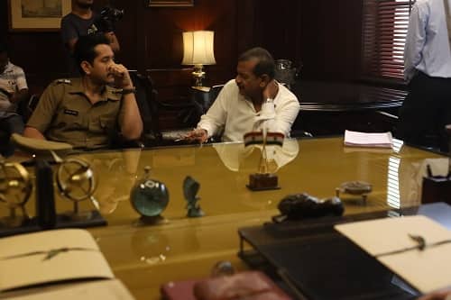 গল্প শুরু হয় যখন প্রথম সারির সংবাদ সংস্থার এক পলিটিক্যাল সাংবাদিক একজন মহিলা সম্পর্কে দুর্দান্ত একটা খবর আবিষ্কার করে।