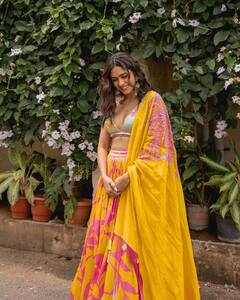 PHOTO: मृणाल ठाकूरने लेहेंग्यात केलं खास फोटोशूट, स्टायलिश ब्लाऊजने वेधलं लक्ष!