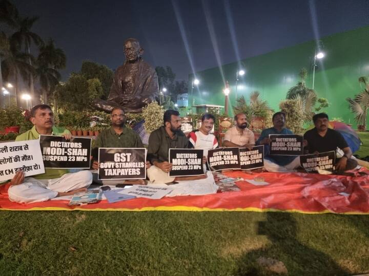 दिन की व्यवस्था के लिए रोस्टर को इसके लिए बनाए गए व्हाट्सऐप ग्रुप पर साझा किया जा रहा है ताकि सभी को समय से जानकारी दी जा सके. राज्यसभा के 20 निलंबित सदस्यों ने बुधवार को संसद परिसर में अपना प्रदर्शन शुरू किया. सूत्रों ने बताया कि विपक्ष ने सभापति की उस पेशकश को अस्वीकार कर दिया है जिसमें निलंबन को वापस लेने के लिए पार्टियों से अपने सदस्यों के व्यवहार को लेकर खेद जताने को कहा गया था.