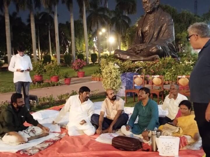 संसद (Parliament) में अपने निलंबन (Suspension) और मंहगाई (Inflation) के मुद्दे पर चर्चा की मांग को लेकर करीब 50 घंटे के विरोध प्रदर्शन पर बैठे सांसदों के भोजन की व्यवस्था के लिए विपक्षी पार्टियां (Opposition Parties) विशेष इंतजाम कर रही हैं. इस प्रदर्शन में शामिल सांसदों के लिए दही-चावल से लेकर इडली-सांभर, गाजर का हलवा से लेकर फल तक की व्यवस्था की गई है.