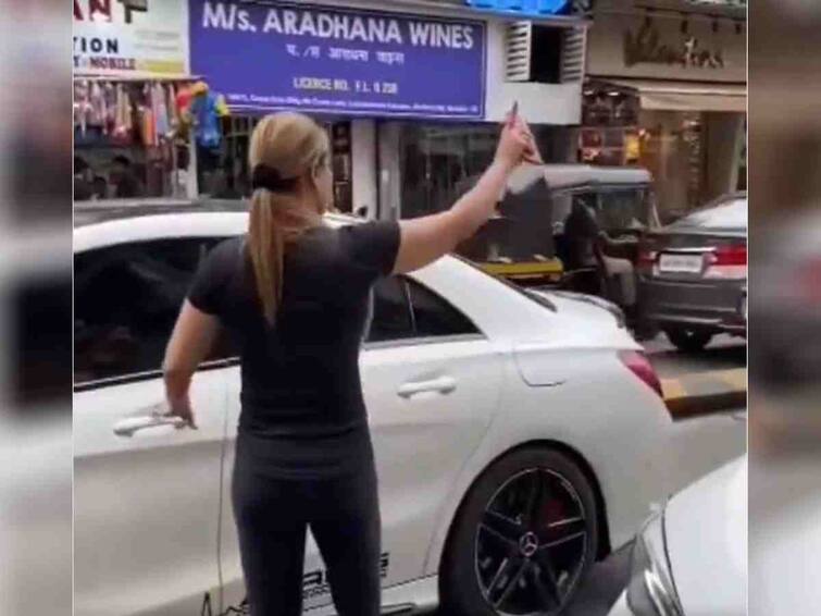 Traffic police issued E challan against Rakhi Sawant for jamming the traffic on road Rakhi Sawant : राखी सावंतने केलं ट्रॅफिक जाम, वाहतूक पोलिसांनी कापलं चलान! पाहा व्हिडीओ...