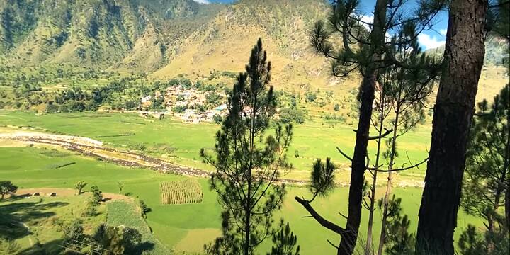 जौनसार-बावर – दरअसल केदारकांठा का रास्ता जौनसार-बावर से होकर गुजरता है. इस पूरे इलाके में जौनसारी जनजाति बसी हुई है. बता दें कि यहां पर यमुना पार तलहटी के इलाके की जमीन को जौनसार और बर्फ से ढ़के खूबसूरत पहाड़ों को बावर कहते हैं. इसके अलावा जौनसार लोगों का मानना है कि वो पांडवो के वंशज है और बावर लोगों का मानना है कि वो दुर्योधन के वंशज है.