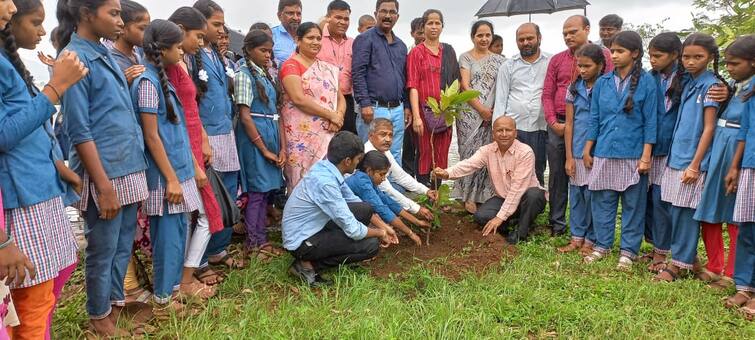 Maharashtra News Nashik News Period Issue Tree plantation by student of Deogaon Ashram School Nashik News : विकृत मानसिकतेला चपराक! मासिक पाळी प्रकरण : अखेर पीडित विद्यार्थिनीने शाळेत ' लावलं झाड'