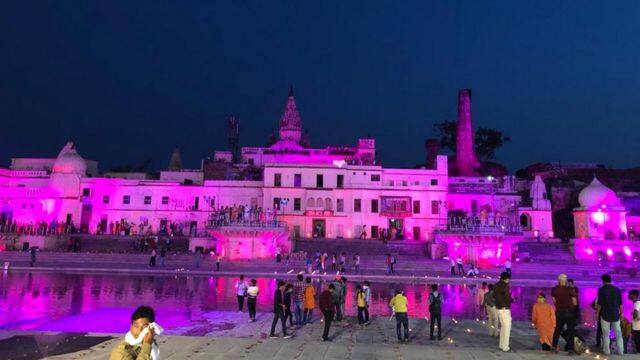 पैकेज की बुकिंग के लिए आप आईआरसीटीसी की आधिकारिक वेबसाइट पर जाकर बुकिंग कर सकते हैं.