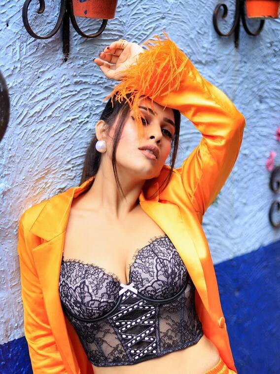 ब्लैक ब्रालेट में नेहा मलिक ने बिखेरा हुस्न का जलवा