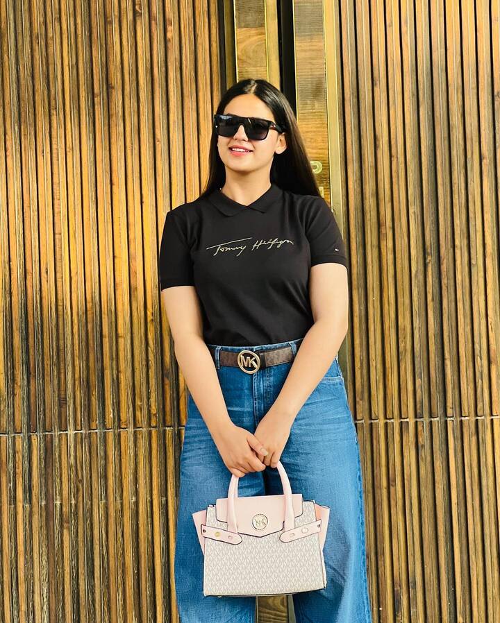 Pranjal Dahiya Latest Photoshoot: प्रांजल दहिया (Pranjal Dahiya) हरियाणवी इंडस्ट्री में बहुत कम वक्त में ही अपनी खास पहचान बना चुकी हैं.प्रांजल इन दिनों एक से बढ़कर एक हिट सॉन्ग दे रही हैं. इसके अलावा एक्ट्रेस सोशल मीडिया पर भी काफी एक्टिव है. हाल ही में प्रांजल ने अपने लेटेस्ट फोटोशूट की कुछ तस्वीरें शेयर की हैं. जिसमें वो बेहद खूबसूरत लग रही हैं. आप भी डालिए तस्वीरों पर एक नजर....