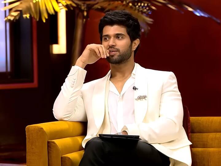 vijay devarakonda tells that he wont share about his dating life in koffee with karan Koffee with Karan: ரசிகர்கள் வருத்தப்படுவாங்க... கார்.. செக்ஸ் எப்போ? :பளிச் பதில்கள் கொடுத்த விஜய் தேவரகொண்டா..