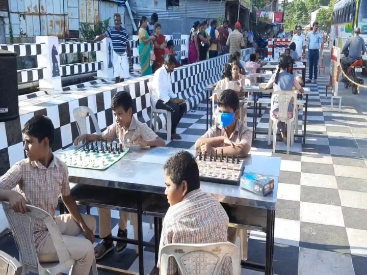 Chess Olympiad 2022: மயிலாடுதுறை: நடுரோட்டில் நடைபெற்ற செஸ் விளையாட்டு போட்டி - மாணவ மாணவிகள் கடும் அவதி!