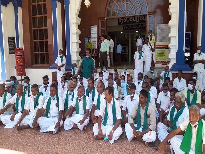 Thiruvarur farmers protest Permission to insure Kuruvai Tiruvarur Collectorate குறுவை காப்பீடு செய்ய அனுமதி  - திருவாரூர்  ஆட்சியர் அலுவலகத்தில் விவசாயிகள் போராட்டம்