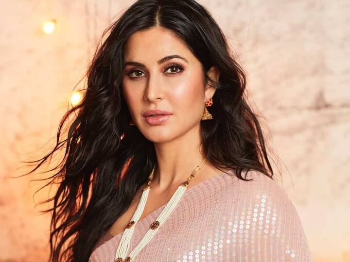 ਬਾਲੀਵੁੱਡ ਦੀ ਟਾਪ ਅਭਿਨੇਤਰੀਆਂ 'ਚੋਂ ਇੱਕ ਕੈਟਰੀਨਾ ਕੈਫ ਦੀ ਖੂਬਸੂਰਤੀ ਦਾ ਹਰ ਕੋਈ ਦੀਵਾਨਾ ਹੈ। ਰਿਪੋਰਟ 'ਚ ਦਾਅਵਾ ਕੀਤਾ ਗਿਆ ਹੈ ਕਿ ਕੈਟਰੀਨਾ ਕੈਫ ਨੇ ਆਪਣੀ ਖੂਬਸੂਰਤੀ ਵਧਾਉਣ ਲਈ ਬੁੱਲ੍ਹਾਂ ਅਤੇ ਗੱਲ੍ਹਾਂ ਦੀ ਸਰਜਰੀ ਕਰਵਾਈ ਸੀ। ਹਾਲਾਂਕਿ ਕੈਟਰੀਨਾ ਨੇ ਹੁਣ ਤੱਕ ਇਸ ਗੱਲ ਨੂੰ ਸਵੀਕਾਰ ਨਹੀਂ ਕੀਤਾ ਹੈ।