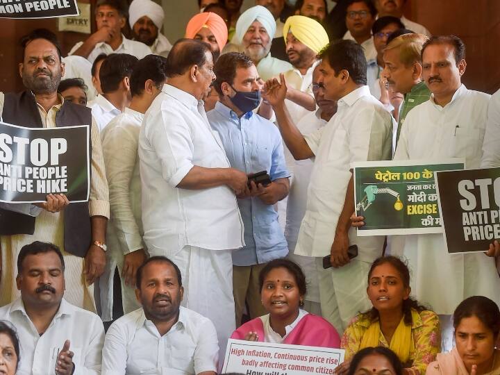 कांग्रेस (Congress) और अन्य विपक्षी पार्टियों ने सुबह विभिन्न मुद्दों पर अलग-अलग स्थानों पर प्रदर्शन किया लेकिन शाम को महंगाई के मुद्दे पर एकसाथ आ गए. कांग्रेस के वरिष्ठ नेता जयराम रमेश (Jairam Ramesh) प्रदर्शन स्थल पर गए और कहा कि उनकी पार्टी विपक्षी पार्टियों द्वारा आयोजित दिन-रात के धरने में हिस्सा लेगी.