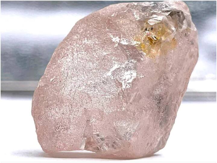 rare pink diamond lulo rose found in angola photos viral on social media Pink Diamond: अंगोला में मिला दुर्लभ शुद्ध गुलाबी हीरा, इसकी कीमत का अंदाजा लगाना भी है मुश्किल