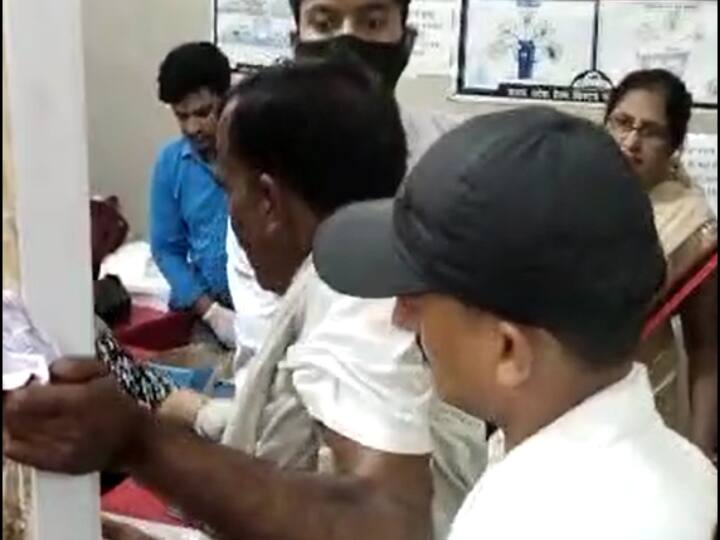 up news unnao district hospital indecency with elderly patient, video went viral ann Unnao News: जिला अस्पताल में बुजुर्ग मरीज के साथ अभद्रता, स्वास्थ्य विभाग में मचा हड़कंप
