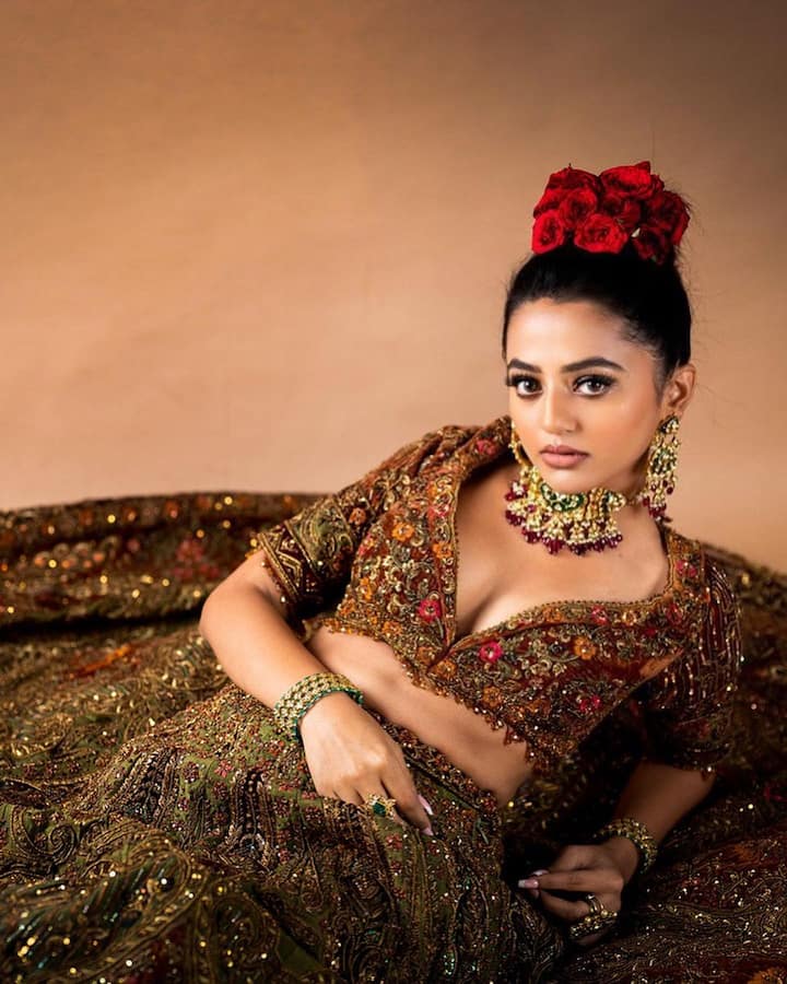 चोकर, और ईयररिंग के संग हैली ने अपने लुक को पूरा किया है. इतना ही नहीं थोड़ा देने के लिए हैली ने हाई बन बनाया है.