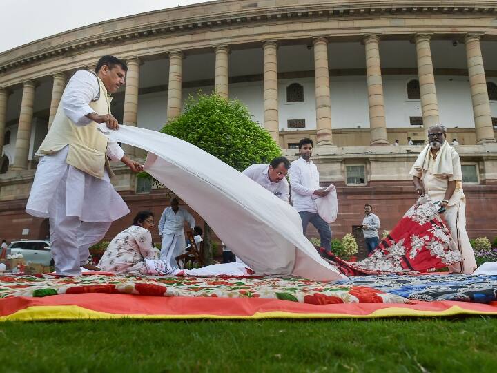 सूत्रों ने बताया कि बृहस्पतिवार को द्रमुक नाश्ते की व्यवस्था करेगी जबकि टीआरएस को दोपहर के भोजन और आप को रात के खाने की जिम्मेदारी मिली है. आप पर ही प्रदर्शनस्थल पर सांसदों के लिए टेंट लगाने का जिम्मा है ताकि वे धूप से बच सकें. हालांकि, टेंट लगाने की अनुमति देने से प्रशासन ने इनकार कर दिया है.