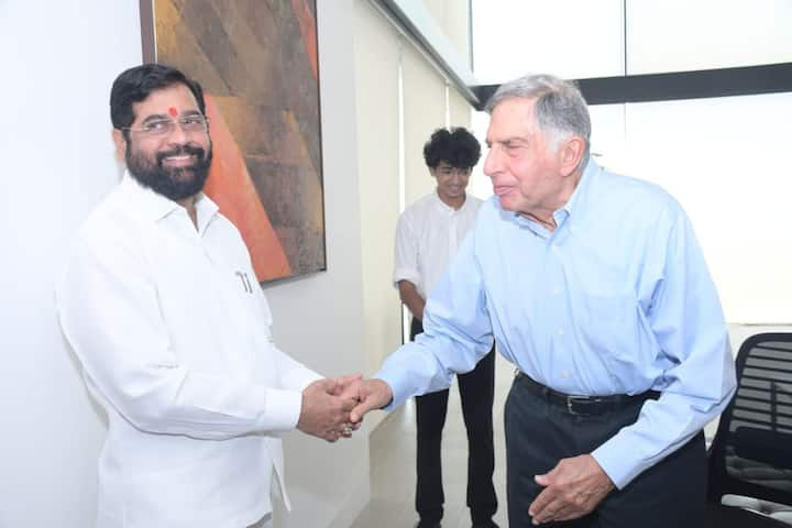 राज्याचे मुख्यमंत्री एकनाथ शिंदे (Eknath Shinde) यांनी उद्योगपती रतन टाटा (Ratan Tata) यांची आज भेट घेतली.