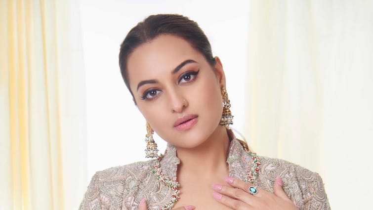 Sonakshi Sinha to star in brother Kussh Sinha's Directorial Debut ‘Nikita Roy and The Book of Darkness’ Sonakshi Sinha: ভাইয়ের পরিচালনার প্রথম ছবিতে নায়িকা সোনাক্ষী, খবর জানিয়ে উচ্ছসিত অভিনেত্রী