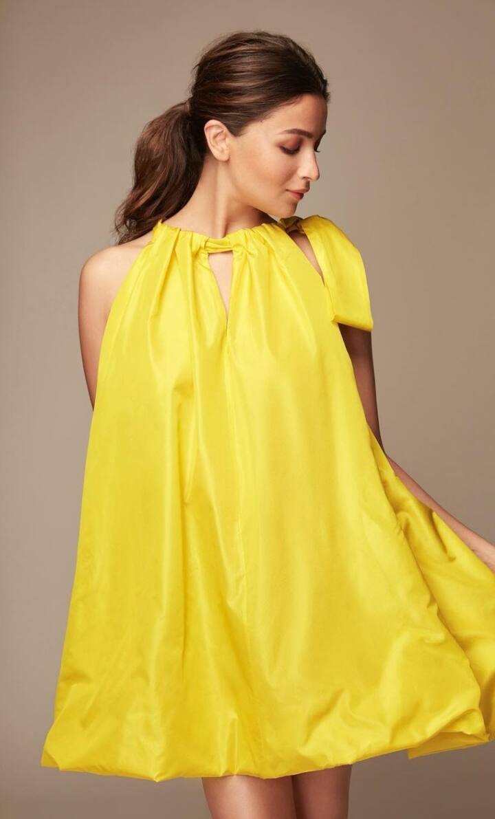 'डार्लिंग्स' चित्रपटामध्ये आलियाच्या पतीची भूमिका अभिनेता विजय वर्मानं साकारली आहे.