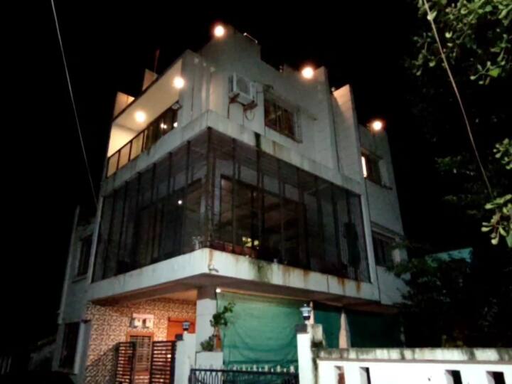 Valsad Liquor Party: वलसाड में पुलिस की बड़ी कार्रवाई, शराब पार्टी पर मारा छापा, सब इंस्पेक्टर समेत 19 लोग गिरफ्तार