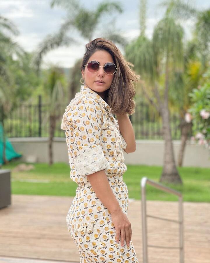 अलीकडेच, अभिनेत्रीने तिचा सिझलिंग लूक दाखवला आहे. या फोटोंमध्ये ती व्हाइट आउटफिटमध्ये दिसत आहे. (फोटो सौजन्य:realhinakhan/इंस्टाग्राम)
