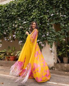 PHOTO: मृणाल ठाकूरने लेहेंग्यात केलं खास फोटोशूट, स्टायलिश ब्लाऊजने वेधलं लक्ष!