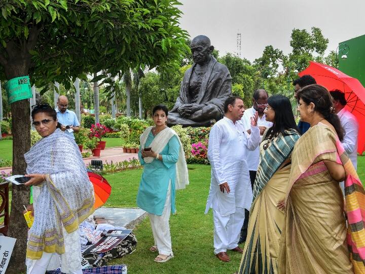 निलंबित सांसदों में शामिल तृणमूल कांग्रेस की डोला सेन ने कहा कि सांसद गांधी प्रतिमा के समक्ष धरना दे रहे हैं और रात को भी वहीं रहेंगे. गौरतलब है कि सोमवार और मंगलवार को निलंबित किए गए सांसदों में तृणमूल कांग्रेस के सात, द्रमुक के छह, तेलंगाना राष्ट्र समिति (टीआरएस) के तीन , भारतीय कम्युनिस्ट पार्टी (भाकपा) के दो, मार्क्सवादी कम्युनिस्ट पार्टी (माकपा) और आम आदमी पार्टी (आप) के एक-एक सदस्य शामिल हैं.
