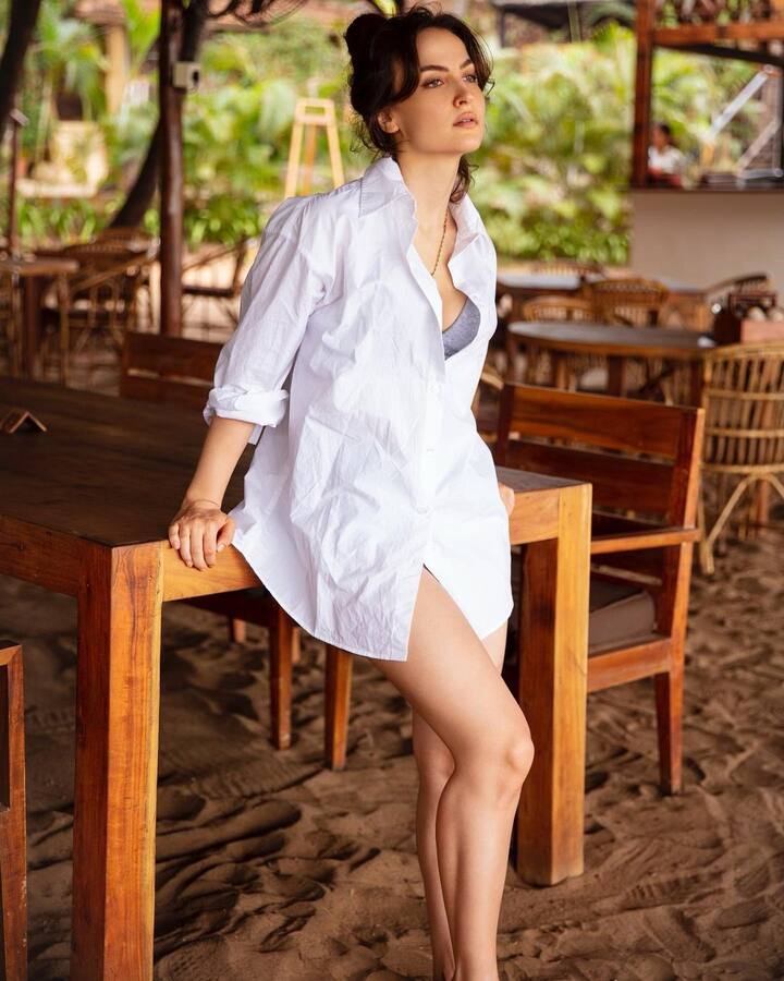 एली अवराम (Elli Avrram) की एक तमिल फिल्म भी रिलीज के लिए तैयार है. बॉलीवुड के अलावा दक्षिण फिल्मों में भी एली नजर आ चुकी हैं.