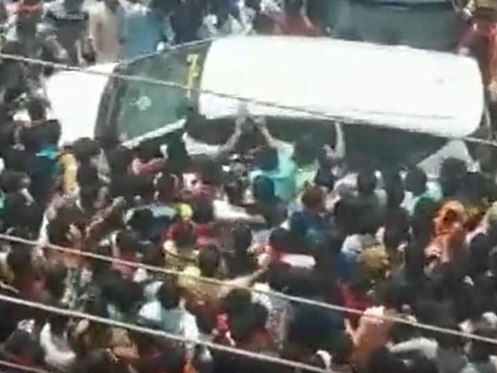 Karnataka BJP Worker Murder: Protesters Gherao, Push MP Nalin Kumar Kateel's Car | WATCH Karnataka BJP Worker Murder: Protesters Gherao, Push MP Nalin Kumar Kateel's Car | WATCH