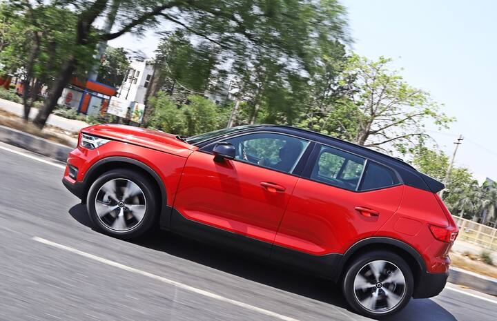 Volvo XC40 Recharge मध्ये 150kW DC फास्ट चार्जिंगची क्षमता असलेली 78kWh बॅटरी मिळते. कंपनीने असा दावा केला आहे की, 33 मिनिटांत कारला 10 ते 80 टक्क्यांपर्यंत चार्जिंग स्पीड वाढवू शकते. अधिक सहज उपलब्ध असलेल्या 50kW फास्ट चार्जरवर, Volvo म्हणते XC40 रिचार्ज सुमारे 2.5 तासांत 100 टक्के चार्ज होऊ शकतो.