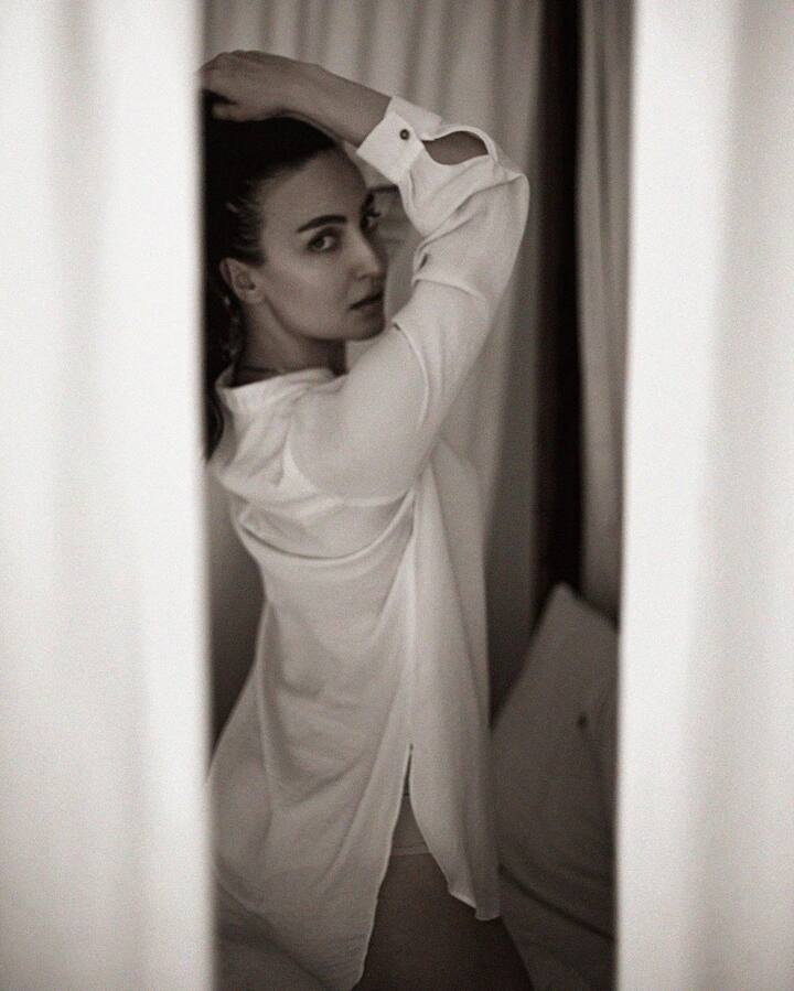 एली अवराम ने कुछ देर पहले व्हाइट शर्ट में अपनी ग्लैमरस फोटो शेयर की जिसमें उनका स्टनिंग लुक देखने को मिल रहा है.