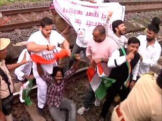 Congress Agitation : सोनिया गांधींची ईडीकडून चौकशी, काँग्रेस कार्यकर्ते आक्रमक, गुजरातकडे जाणारी सौराष्ट्र एक्सप्रेस अडवण्याचा प्रयत्न 