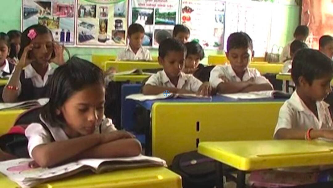 Buldhana Marathi School Marathi speakers turns backs on Marathi schools, while the number of Urdu schools increased Marathi School : बुलढाण्यासह राज्यातील प्राथमिक शाळेत मराठी अजूनही उपेक्षित, उर्दू शाळेतील टक्का वाढला