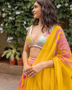 Mrunal Thakur Pics: येलो कलर का लहंगा पहने बला की खूबसूरत लगीं मृणाल ठाकुर, दिलकश अदाएं बना देंगी आपको भी दीवाना