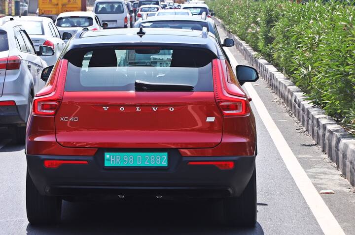 XC40 रिचार्जमध्ये पॅनोरामिक सनरूफ, वायरलेस फोन चार्जिंग, लेव्हल 2 ऑटोनॉमस ड्रायव्हिंगसह सेन्सर-आधारित ADAS टेकचा संपूर्ण सूट, कनेक्टेड कार टेक, ड्रायव्हर-साइड मेमरीसह पॉवर फ्रंट सीट्स आणि प्रीमियम हरमन कार्डन साउंड सिस्टम देखील मिळते.