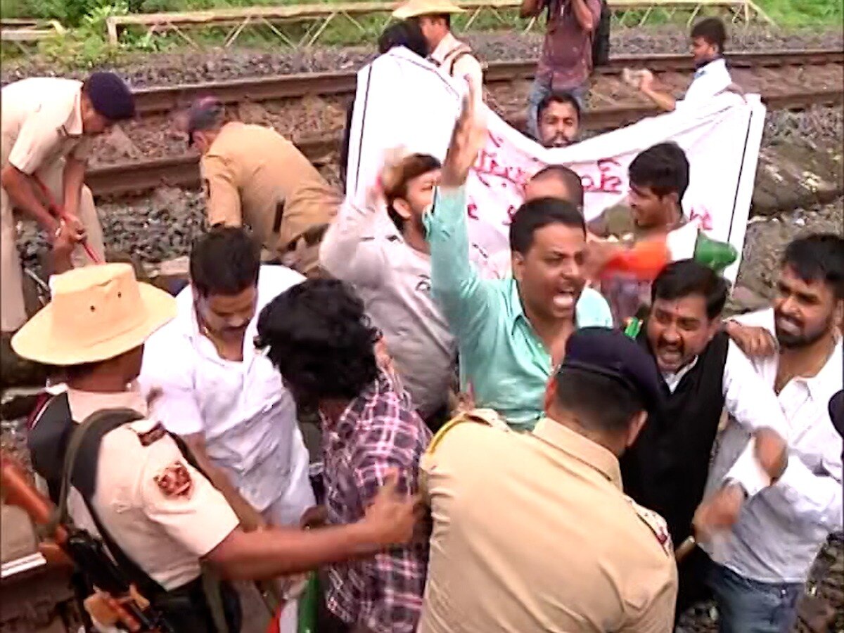 Congress Agitation : सोनिया गांधींची ईडीकडून चौकशी, काँग्रेस कार्यकर्ते आक्रमक, गुजरातकडे जाणारी सौराष्ट्र एक्सप्रेस अडवण्याचा प्रयत्न 