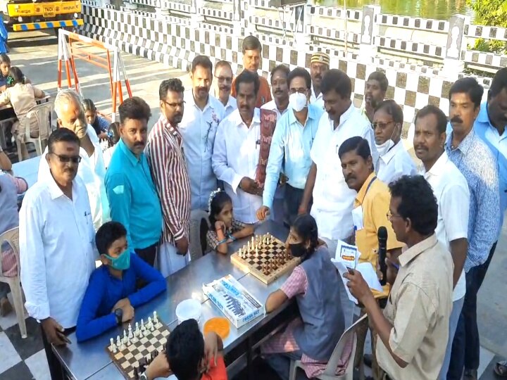 Chess Olympiad 2022: மயிலாடுதுறை: நடுரோட்டில் நடைபெற்ற செஸ் விளையாட்டு போட்டி - மாணவ மாணவிகள் கடும் அவதி!