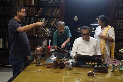 ছবিতে একগুচ্ছ তারকা অভিনেতা-অভিনেত্রীদের দেখা মিলবে। পরমব্রত চট্টোপাধ্যায়, স্বস্তিকা মুখোপাধ্যায়, রজতাভ দত্ত, খরাজ মুখোপাধ্যায়, সুস্মিতা চট্টোপাধ্যায়, সুজন নীল মুখোপাধ্যায় ও রাজদীপ সরকারকে দেখা যাবে এই ছবিতে।