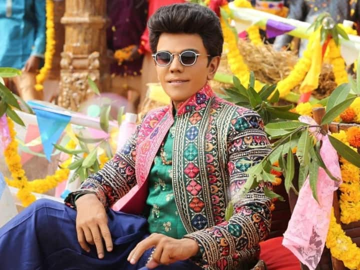 ट्रेलर में सरवनन जोरदार एक्शन, डांस और रोमांस करते नजर आ रहे हैं. यूट्यूब पर सरवनन की फिल्म श्द लेजेंडश् का ट्रेलर 35 मिलियन से ज्यादा लोग देख चुके हैं.