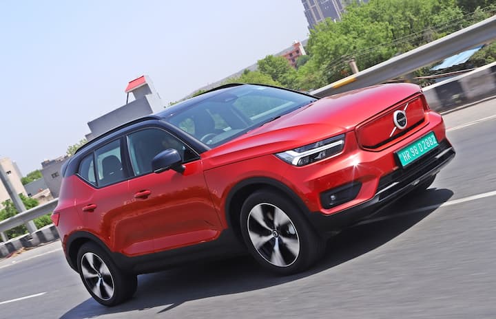 Volvo XC40 Recharge Review : व्होल्वोने (Volvo) भारतात आपली पहिली इलेक्ट्रिक कार XC40 रिचार्ज (Volvo XC40 Recharge) (एक्स-शोरूम) लाँच केली आहे. या कारची किंमत 55.90 लाख आहे.