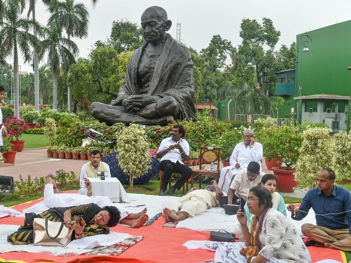 सूत्रों ने बताया कि पार्टियों ने फैसला किया है कि वे सांसदों के लिए क्षेत्रीय व्यंजन की व्यवस्था करने की कोशिश करेंगी. उन्होंने बताया कि बुधवार को द्रमुक सांसद तिरुचि शिवा द्वारा सांसदों के लिए इडली-सांभर के नाश्ते की व्यवस्था की गई. वहीं, द्रमुक ने दोपहर के भोजन के लिए चावल-दही की व्यस्था की जबकि तृणमूल कांग्रेस ने रात के खाने में रोटी, दाल, पनीर और चिकन तंदूरी की व्यवस्था की.