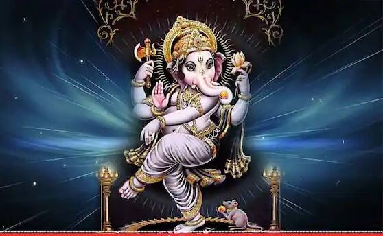 ભગવાન ગણેશના આહ્વાન મંત્ર- ગજાનનમ્ ભૂતગનાદિસેવિતમ કપિતાજમ્બુ ફલ ચારુ ભક્ષણમ્. ઉમાસુતં શોક વિનાશકારં નમામિ વિઘ્નેશ્વરં પદપંકજમ્ । આગચ્છ ભગવન્દેવ સ્થાને ચાત્ર સ્થિરો ભવઃ યાવત્પૂજા કરિષ્યામિ તત્વં સન્નિધૌ ભવઃ ।