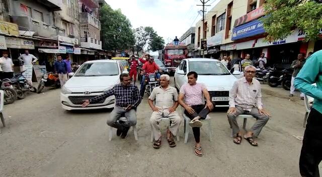 વેપારીઓએ રસ્તા પર ખુરશી રાખીને અનોખો વિરોધ કર્યો હતો. ધોરાજીના સ્થાનિક વેપારીઓએ રસ્તો રોકી વિરોધ નોંધાવ્યો હતો.