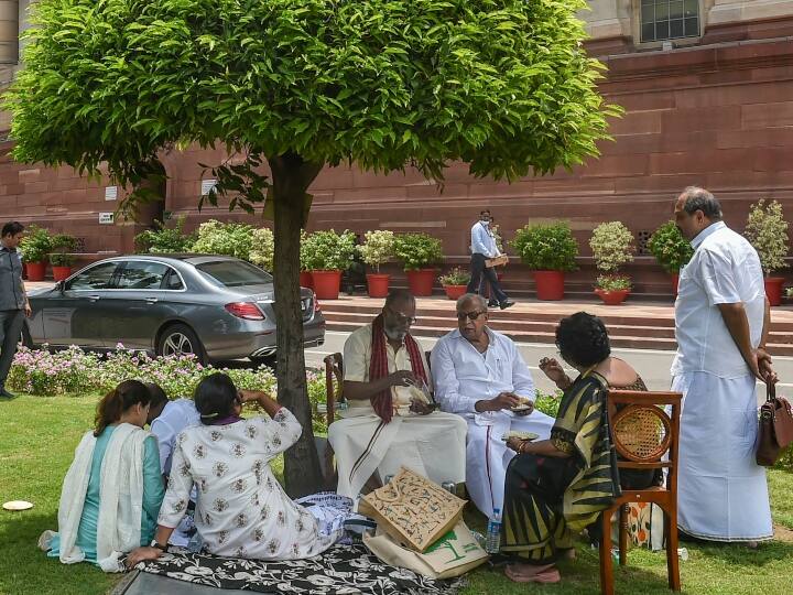 द्रमुक की कनिमोझी जो इस व्यवस्था को देख रही हैं, वह गाजर के हलवे के साथ प्रदर्शन स्थल पर पहुंची. वहीं तृणमूल कांग्रेस ने फलों और सैंडविच की व्यवस्था की.