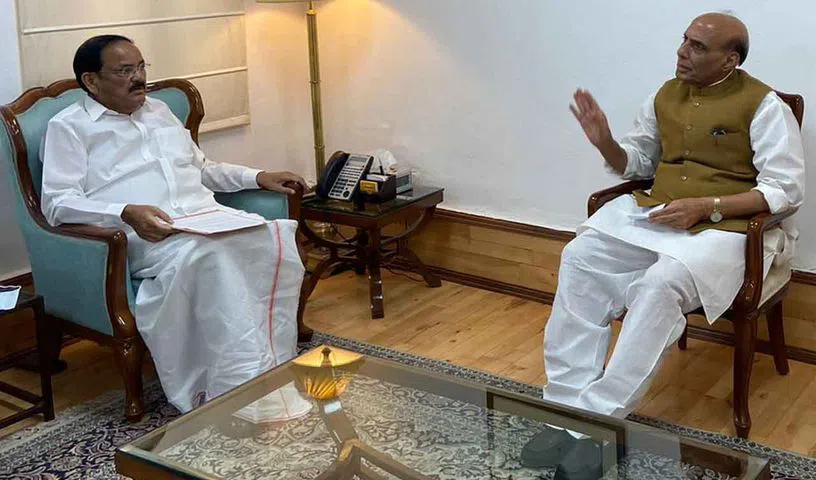 Venkayya Naidu : ఏపీకి రావాల్సిన ప్రాజెక్టులపై వెంకయ్య చర్చలు - పలువురు కేంద్రమంత్రులతో సమీక్షలు ! Venkaiah Naidu held a review with the Union Ministers on the issues in AP Venkayya Naidu : ఏపీకి రావాల్సిన ప్రాజెక్టులపై వెంకయ్య చర్చలు - పలువురు కేంద్రమంత్రులతో సమీక్షలు !